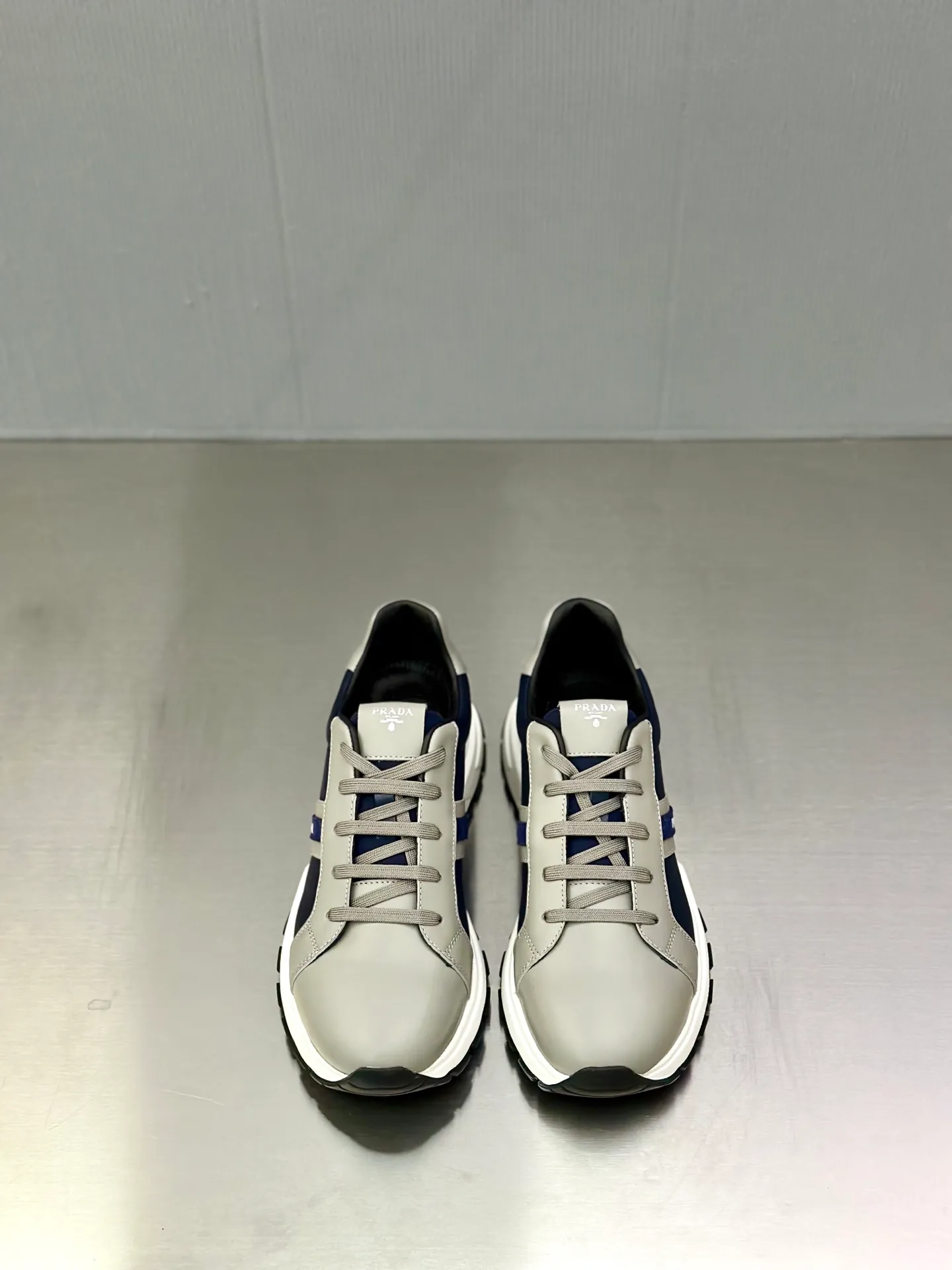 💰740 Prada/Prada men's new mesh stitching sneakers. This sneaker presents a modern version, reinterpreting the brand's archive style with clean lines and smooth details. The shoes are made of calf leather and technical fabric, with a triangular metal logo on the outside, bright TPU decoration on the heel, and a longer and padded inner heel design for a more comfortable fit. The tongue is decorated with a silk-screen logo, and is paired with a hollow rubber sole on the heel. The full cowhide lining comes standard with logo cowhide foot pads, making the upper foot taller, more comfortable, and versatile! Comes with full original packaging! Size: 39-40-41-42-43-44 standard leather shoe size (45 can be customized and does not support returns)